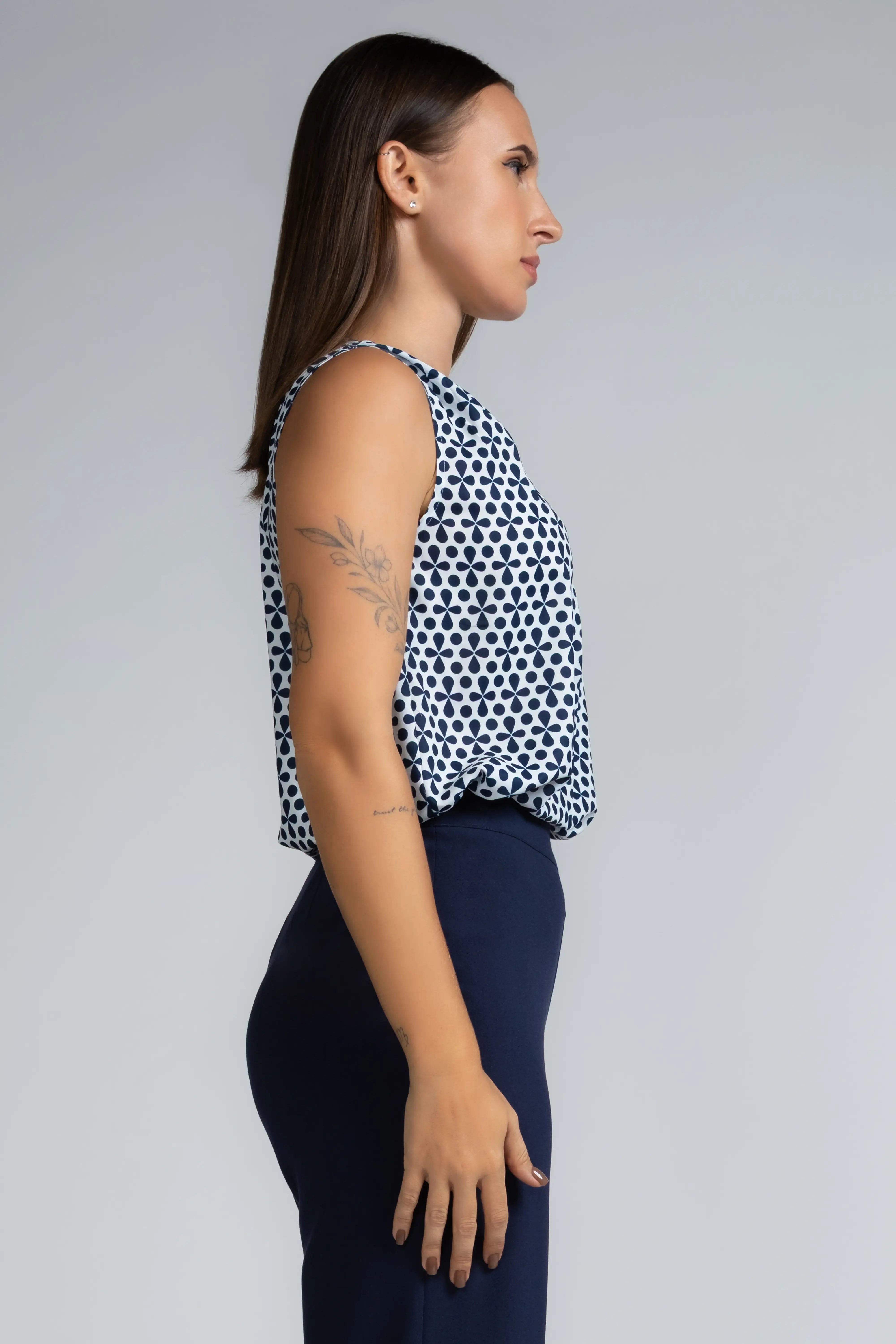 PRINT SLEEVELESS V-NECK BLOUSE - 1657